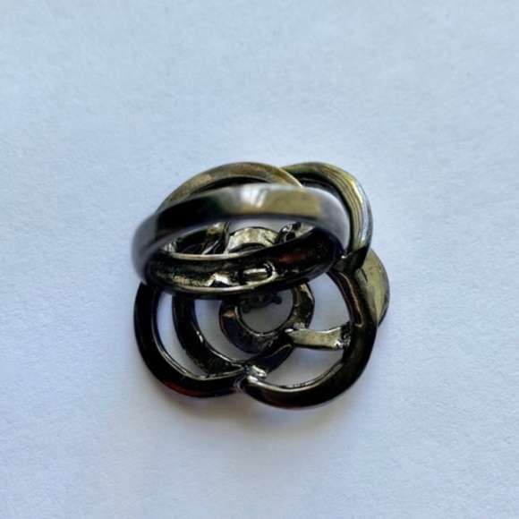 Black swirl flower ring center w black stone - Picture 5 of 6